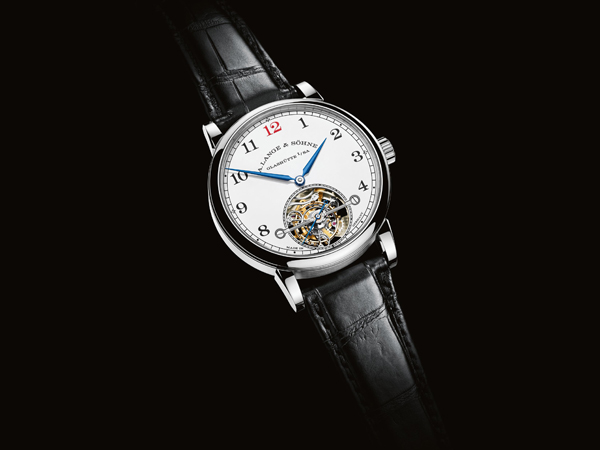 Black leather straps copy watches provide comfortable wearing feeling.