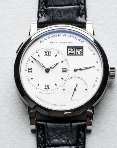 This white dial replica watch is practical.