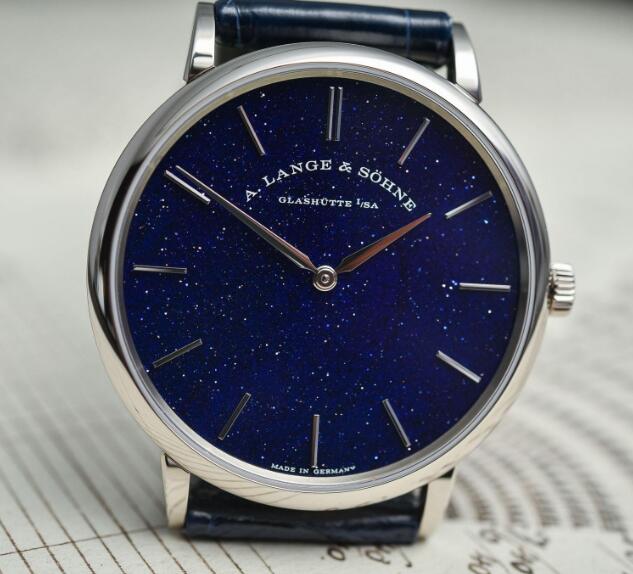 The dial decorates a charming image of the deep and profound starry sky.