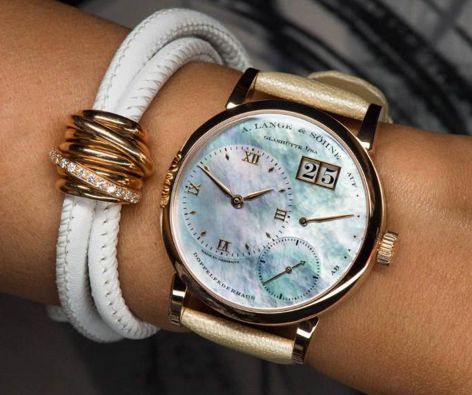 The rose gold case and golden calfskin strap make the watch very warm and mild.