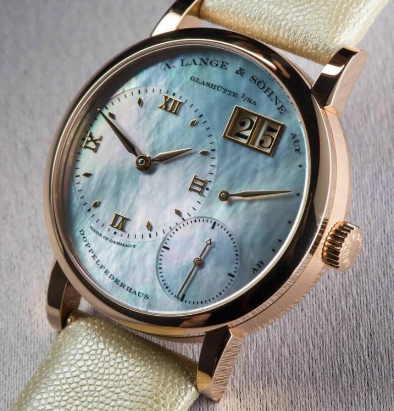 The blue mother-of-pearl dial looks very romantic and charming.