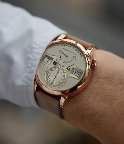 The silvery dial fake watch is designed for men.